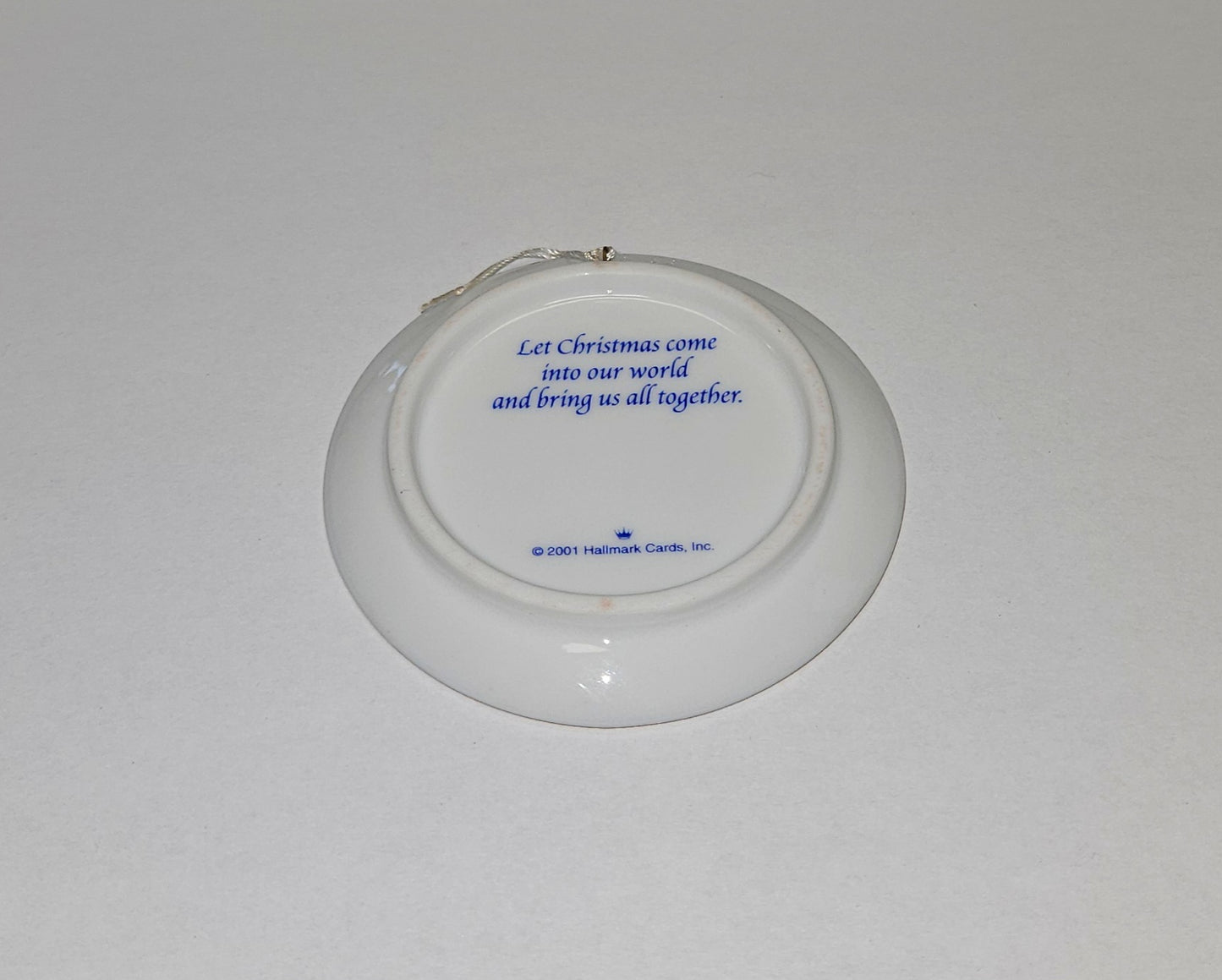 2001 Hallmark Keepsake Ornament "Christmas Brings Us Together"